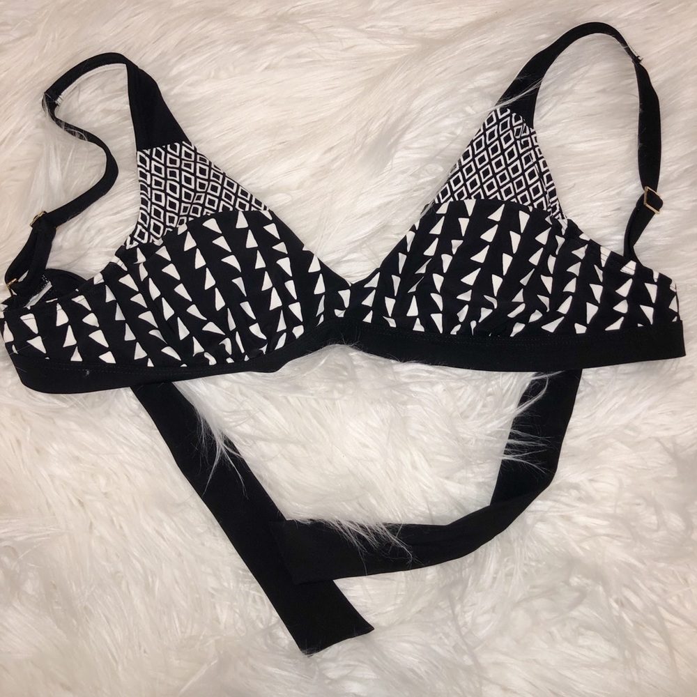 Black and white pattern bikini top